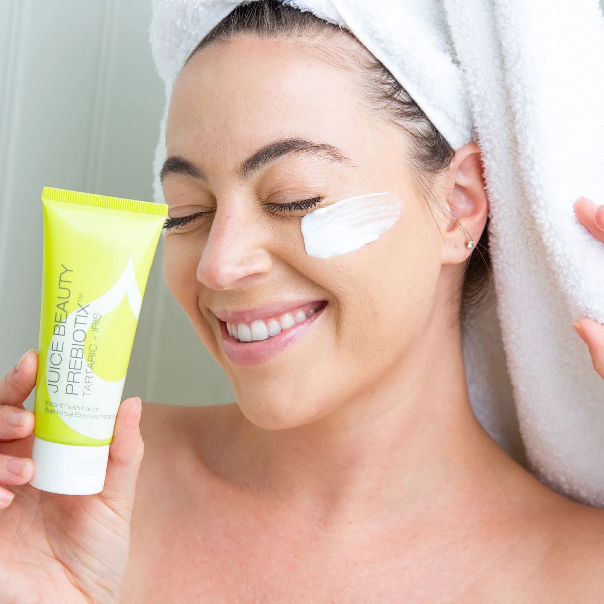Juice Beauty Prebiotix Instant Flash Facial 60ml - model using product