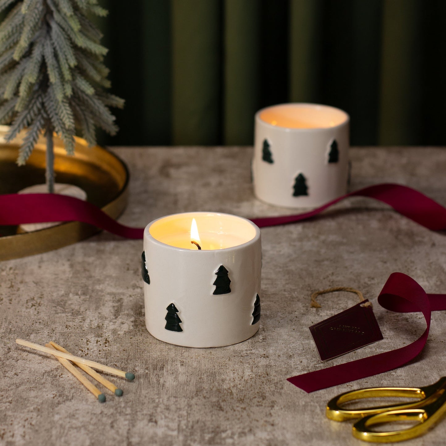 Zesty Lemons Under the Tree: Christmas Spruce Candle - Cypress & Fig